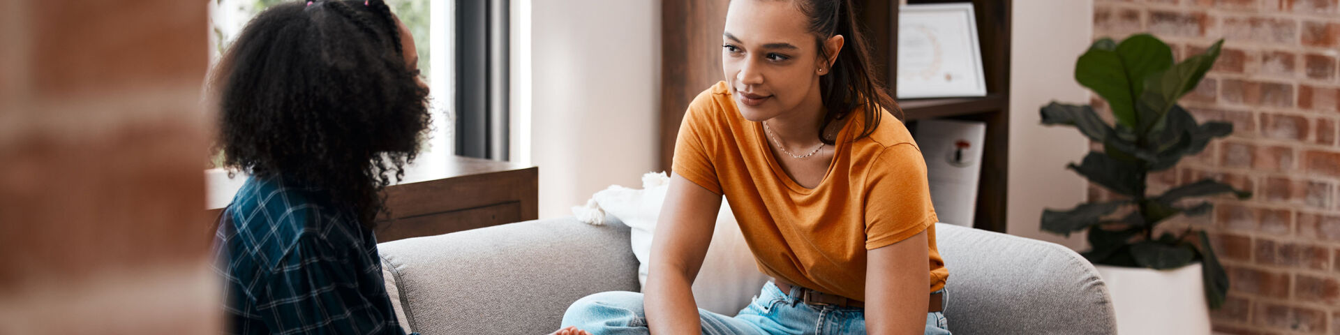 Dos chicas adolescentes en el sofá