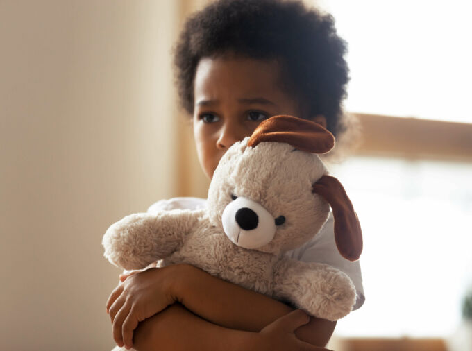 Niño pequeño sosteniendo un animal de peluche