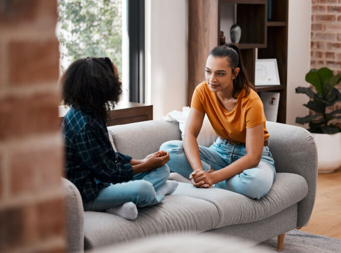 Dos chicas adolescentes en el sofá