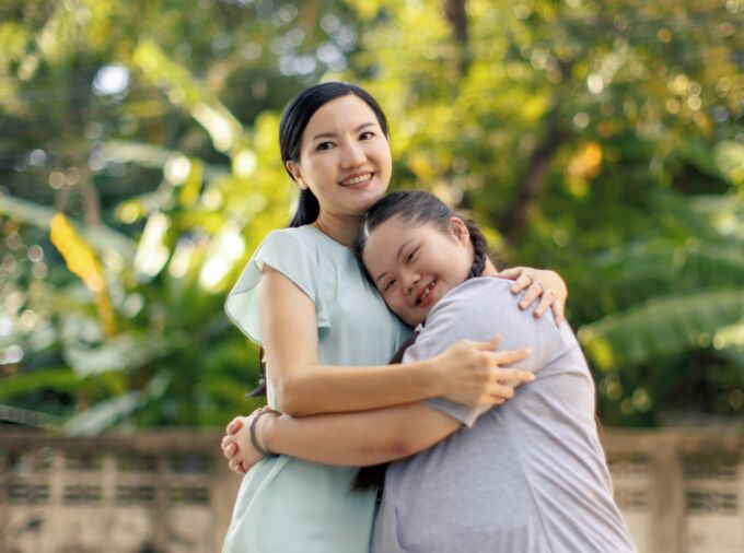 Dos adolescentes abrazándose